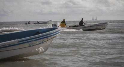 Tres barcos pesqueros, frente a una plataforma petrolífera en Ciudad del Carmen (Campeche).