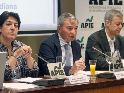 Elena Pisonero, presidenta de Hispasat, Javier Vega de Seoane, presidente del C&iacute;rculo de Empresarios, &Iacute;&ntilde;igo de Barr&oacute;n, presidente de APIE, y Rafael Domenech, economista de BBVA Research. 