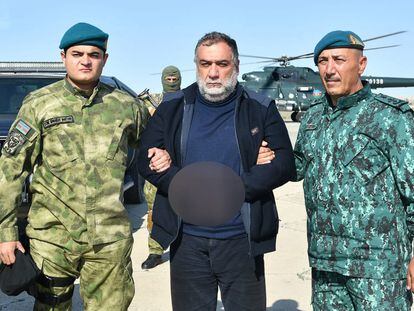 Rubén Vardanián, antiguo ministro de Estado de Nagorno Karabaj, entre dos militares tras ser detenido al intentar abandonar el enclave, en una imagen divulgada el 27 de septiembre por el servicio de fronteras de Azerbaiyán.