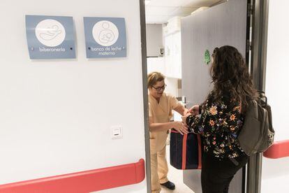 La madre entrega su donación en la puerta al personal hospitalario que promueve el banco de leche.