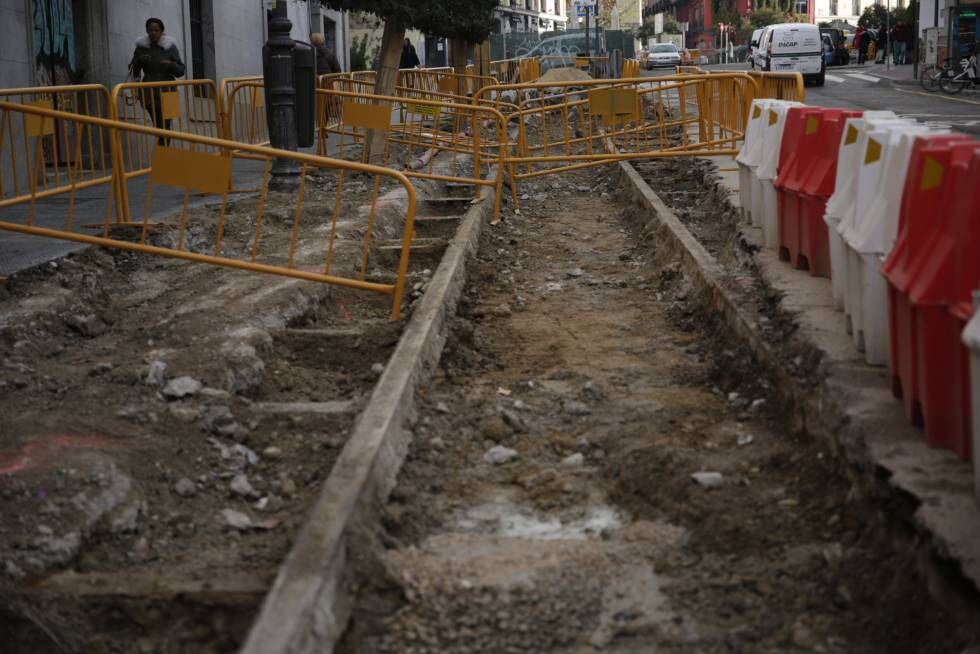 Las obras en la carrera de San Francisco han sacado las antiguas vías del tranvía.