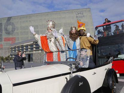 Llegada de los Reyes Magos a San Sebastián con el Palacio Kursaal de fondo.