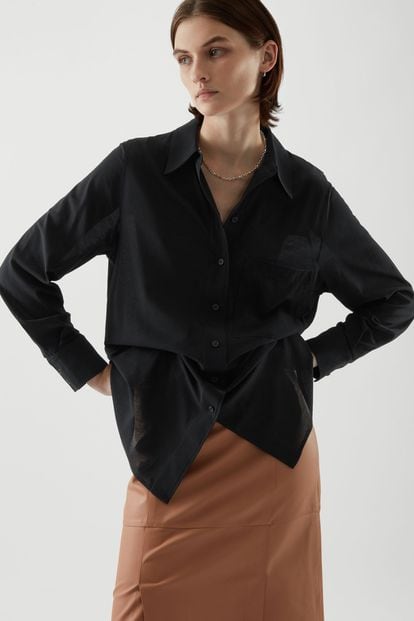 Un básico de cualquier armario vanguardista que se precie es esta camisa negra ovserize confeccionada en algodón puro de COS. Hazte con ella por tan solo 34,95 euros gracias a las rebajas.