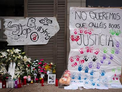 Mensajes en contra del acoso escolar en el domicilio de las gemelas que decidieron suicidarse en Sallent (Barcelona).