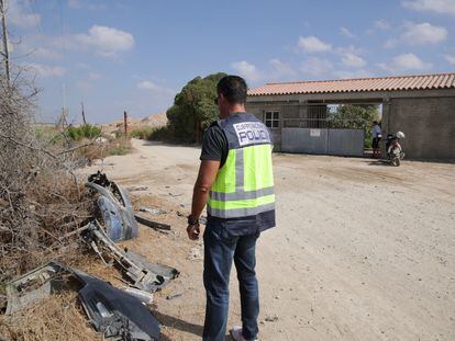 Los restos del coche de policía embestido por la huída de un narcotraficante en Sanlúcar de Barrameda, Cádiz