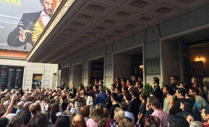 Los bailarines anuncian la suspensión del estreno al público en la puerta del teatro.