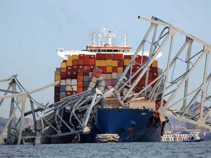 El carguero Dali tras el choque contra el puente Francis Scott Key, este martes en Baltimore.
