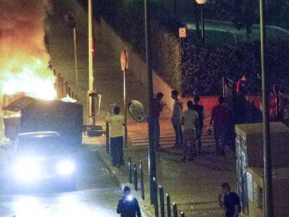 Un contenedor ardiendo tras los disturbios provocados por cientos de j&oacute;venes durante el concierto.