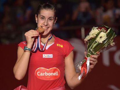 Carolina Marín muerde la medalla de oro del Mundial.