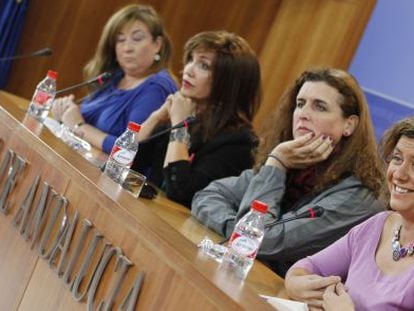 Las diputadas Soledad P&eacute;rez (a la izquierda) y Alba Doblas (a la derecha) con dos miembros del colectivo transexual. 