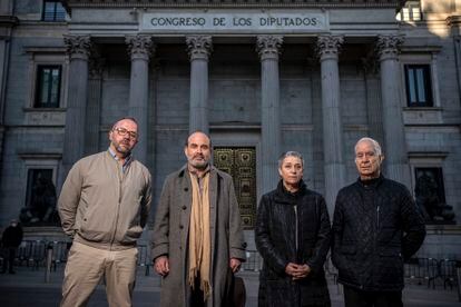 Fernando García, Ernesto Pérez, Leonor García y Antonio Carpallo, víctimas de abusos sexuales en la Iglesia cuando eran niños, frente al Congreso.