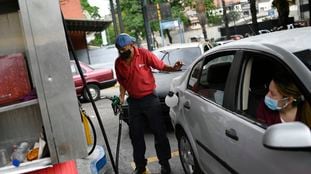 Un trabajador carga gasolina en una estación en Caracas, Venezuela, el 25 de mayo.