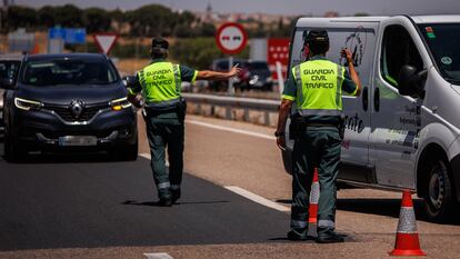 Dos agentes de la Guardia Civil durante un control.
