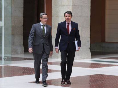 El presidente de la Comunidad de Madrid, Ignacio González, junto a su jefe de Gabinete, Diego Lozano (i), a su llegada a la rueda de prensa