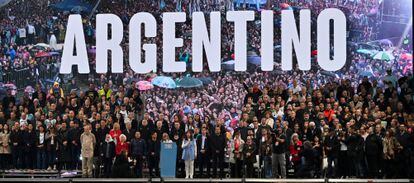 La vicepresidenta y sus acompañantes cantan el himno nacional desde el escenario, este jueves.