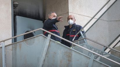 Dos bomberos investigan el incendio ocurrido en la residencia de Moncada, este miércoles.
