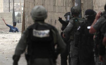 Policías israelíes contienen el ataque de un joven palestino en el barrio de Silwan, en la zona este de Jerusalén