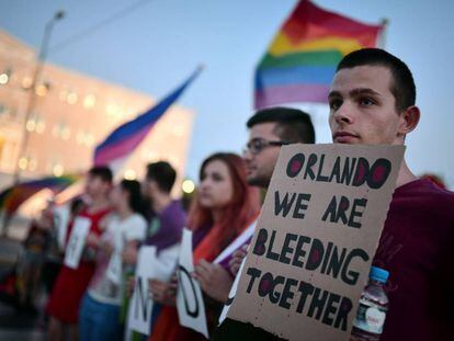 Muestra de solidaridad con las víctimas de Orlando en Atenas, Grecia.