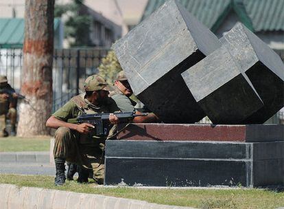 Dos militares vigilan las instalaciones asaltadas