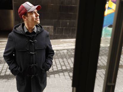 Luis Brea en la calle de Andrés Borrego, en Madrid.