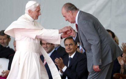 El Rey besa la mano del Papa, en presencia del presidente del Gobierno.