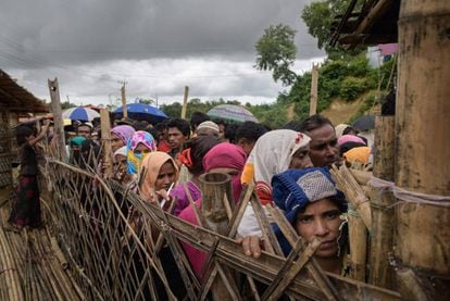 Refugiados rohingya hacen cola en un centro de distribución de ayuda en el campamento de refugiados de Balukhali, cerca de Cox's Bazar, el 12 de agosto de 2018.