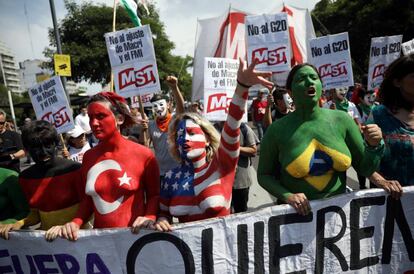 Participantes de la protesta contra la cumbre de líderes del G20 en Buenos Aires.