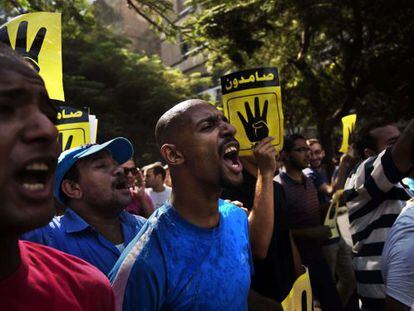 Miembros de los Hermanos Musulmanes protestan a favor de Morsi el viernes.