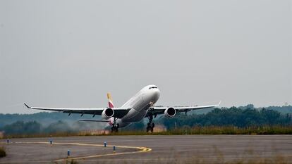 Avión de Iberia despegando.