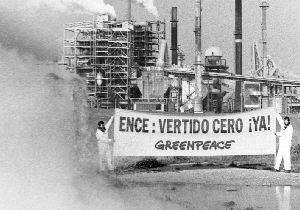 Activistas de Greenpeace bloquean la salida de vertidos de una fábrica de celulosas en Huelva, en 1995.