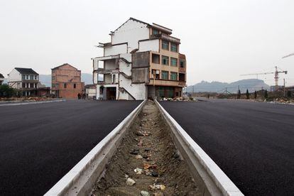 La imagen, de noviembre de 2012, muestra una 'casa clavo' en Wenling, en el este de China. Sus dueños rechazaron la compensación de 34.600 euros que les ofrecía el Gobierno para demolerla y exigieron una suma mayor.