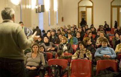Reunión de padres de alumnos en el colegio público Cervantes, en Valencia.