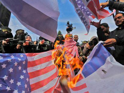 Queman una bandera estadounidense durante una protesta en Gaza.