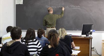 Un profesor imparte una clase de Filolog&iacute;a francesa en la Universidad de Alicante.