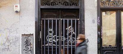 Reja en el edificio de Corredera Baja de San Pablo tras el desalojo de los okupas.