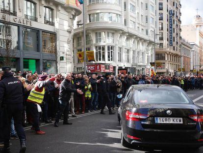 Manifestación de taxistas en Madrid protestan contra un coche de Uber