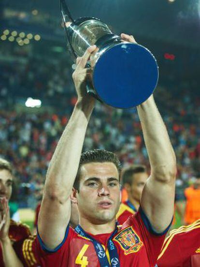 Nacho, con el trofeo de campeón de Europa sub-21