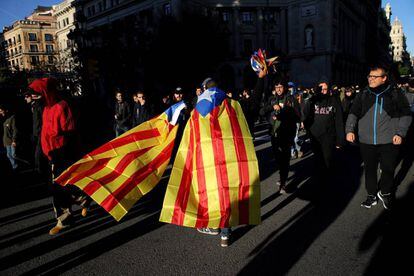 Manifestantes independentistas durante una marcha por el centro de Barcelona.
