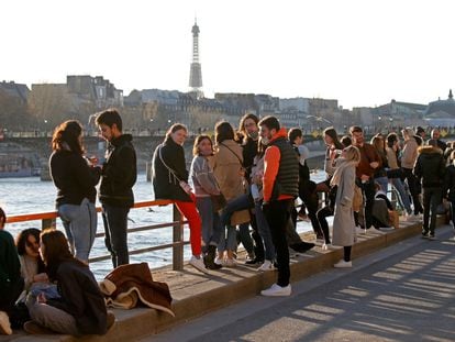 Parisinos disfrutando del sol la orillas del Sena el pasado febrero, antes de que el toque de queda les exigiese volver a sus hogares.
