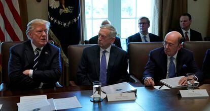Trump, junto a su jefe de Gabinete, James Mattis, y su secretario de Comercio, Wilbur Ross.