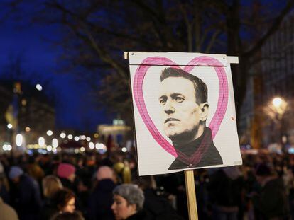 Vigilia en Berlín tras conocerse la muerte del opositor ruso Aléxei Navalni.