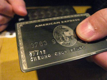 Una persona paga con una American Express
