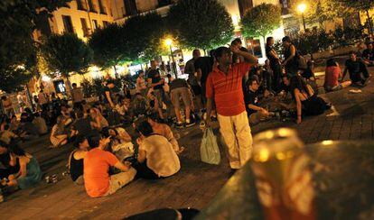 Noche de 'botellón' en una plaza de Madrid.