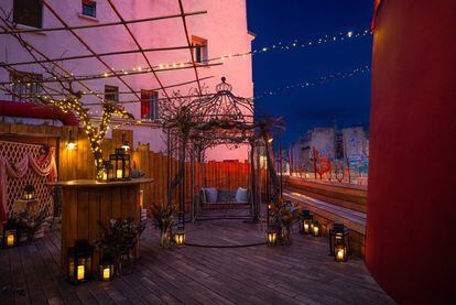 Terraza privada en la azotea del Moulin Rouge.