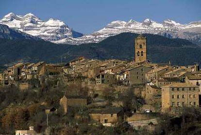 Vista de Aínsa (Huesca), con el macizo del Monte Perdido al fondo.