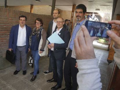 Ernesto Gasco (PSE), Miren Albistur (PP), Juan Karlos Izagirre (Bildu) y Eneko Goia (PNV), posan antes del debate celebrado en la Universidad de Deusto.