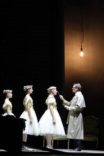 Monsieur Taupe (Toby Spence) tomando medidas a las tres bailarinas que encarnan tres diferentes edades de la Condesa Madeleine.