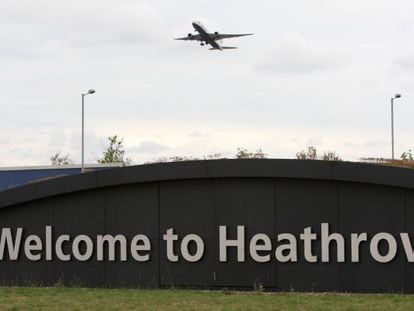 Un avi&oacute;n despega en el aeropuerto londinense de Heathrow.