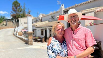 Julie y Steve Ward, dueños de Cuevas por la Paz (Granada), ante su complejo en el programa 'Nuestro propio pueblo'.