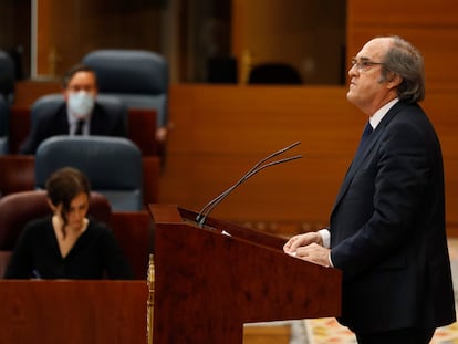 El portavoz del PSOE-M en la Asamblea autonómica, Ángel Gabilondo, limpia el atril antes de su intervención ante un pleno de la Asamblea de Madrid.